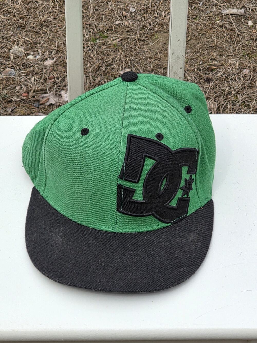DC Shoes Men's Flex Fit Hat GREEN /Black Colorblock BOLD size S / M Rare!